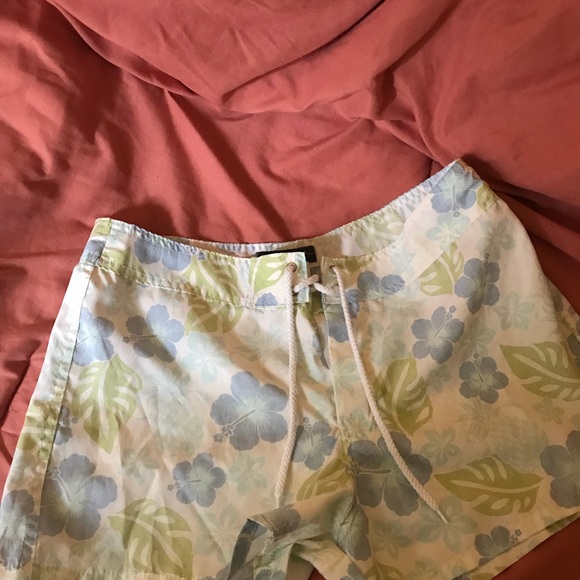 2 pr size 7 board shorts Roxy - Picture 3 of 4